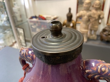 Een Chinese vaas met flamb&eacute; glazuur tot lamp omgevormd, Qianlong