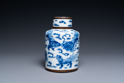 Een Chinese blauw-witte theebus met boeddhistische leeuwen, Jin Tang Fu Ji merk, Guangxu