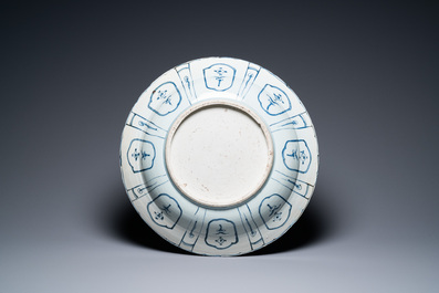 Un tr&egrave;s grand plat en porcelaine de Chine en bleu et blanc de type kraak &agrave; d&eacute;cor d'un animal mythique, Wanli