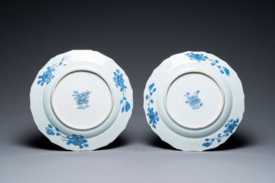 Une paire de plats en porcelaine de Chine en bleu et blanc &agrave; d&eacute;cor d'une sc&egrave;ne du 'Xi Xiang Ji', Qianlong