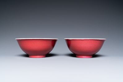 Paire de bols en porcelaine de Chine rouge de rubis monochrome, marque et &eacute;poque de Jiaqing