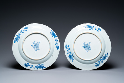 Paire de plats en porcelaine de Chine en bleu et blanc &agrave; d&eacute;cor d'une sc&egrave;ne du 'Xi Xiang Ji', Qianlong