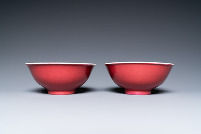 Paire de bols en porcelaine de Chine rouge de rubis monochrome, marque et &eacute;poque de Jiaqing