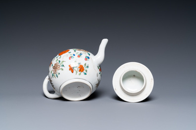 Une th&eacute;i&egrave;re couverte en porcelaine de Chine verte-grisaille, Yongzheng/Qianlong