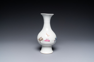 Un vase en porcelaine de Chine famille rose &agrave; d&eacute;cor d'antiquit&eacute;s et de personnages, Yongzheng