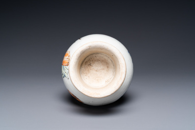 Un vase en porcelaine de Chine famille rose &agrave; d&eacute;cor d'antiquit&eacute;s et de personnages, Yongzheng