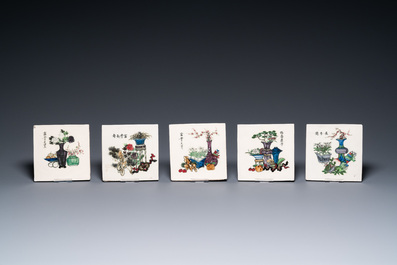 Vijftien polychrome tegels in Chinees porselein, zegelmerk, Republiek