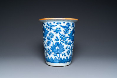 Een Chinese blauw-witte jardini&egrave;re met florale slingers, Kangxi