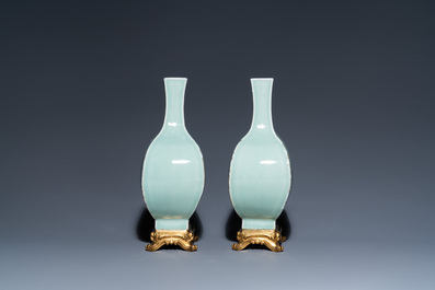 Une paire de vases en porcelaine de Chine c&eacute;ladon monochrome aux montures en bronze dor&eacute;, 18/19&egrave;me