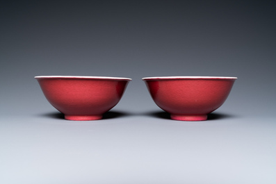 Paire de bols en porcelaine de Chine rouge de rubis monochrome, marque et &eacute;poque de Jiaqing