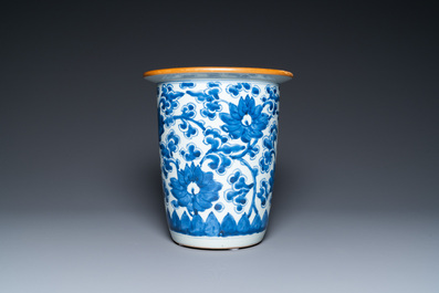Une jardini&egrave;re en porcelaine de Chine en bleu et blanc &agrave; d&eacute;cor de rinceaux floraux, Kangxi