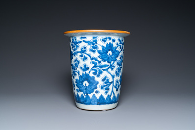 Een Chinese blauw-witte jardini&egrave;re met florale slingers, Kangxi