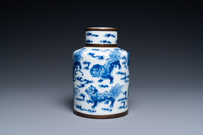 Een Chinese blauw-witte theebus met boeddhistische leeuwen, Jin Tang Fu Ji merk, Guangxu