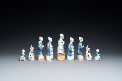 Negen Chinese blauw-witte en celadon-geglazuurde groepen en figuren, Qianlong