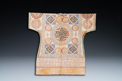 Une chemise talismanique ottomane de type 'jama' orn&eacute;e de versets du Coran en Naskh et Tuluth, 18/19&egrave;me