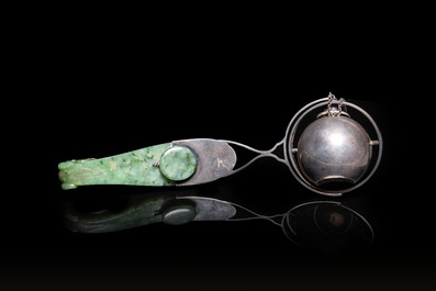 Een Chinese jade riemhaak met zilver gemonteerd tot tafelaansteker, Qing en 20e eeuw