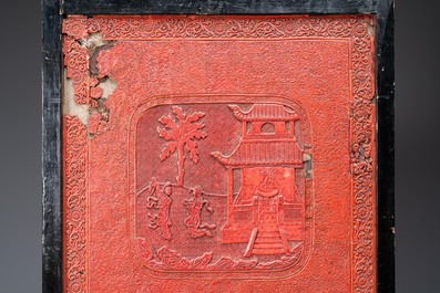 Een Chinees rood lakwerk paneel, 18/19e eeuw