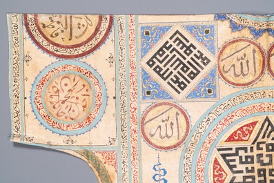 Een Ottomaans voor voorspoed beschilderd 'jama' hemd met Koranverzen in Naskh en Thuluth schrift, 18/19e eeuw