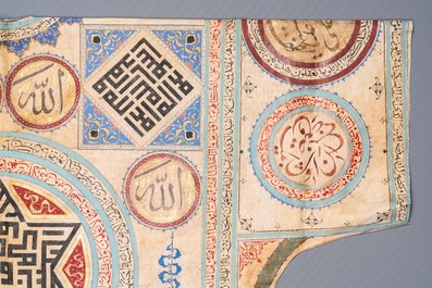 Een Ottomaans voor voorspoed beschilderd 'jama' hemd met Koranverzen in Naskh en Thuluth schrift, 18/19e eeuw