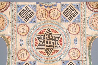 Een Ottomaans voor voorspoed beschilderd 'jama' hemd met Koranverzen in Naskh en Thuluth schrift, 18/19e eeuw