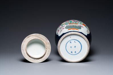 Un vase couvert en porcelaine de Chine famille rose sur fond bleu, marque de Kangxi, 19&egrave;me