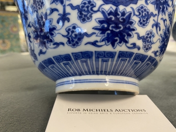 Une paire de bols 'wan shou wu jiang' en porcelaine de Chine en bleu et blanc, marque et &eacute;poque de Qianlong