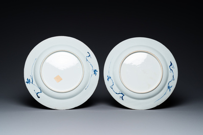 Une paire de plats en porcelaine de Chine en bleu et blanc &agrave; d&eacute;cor d'une sc&egrave;ne du 'Xi Xiang Ji', Yongzheng