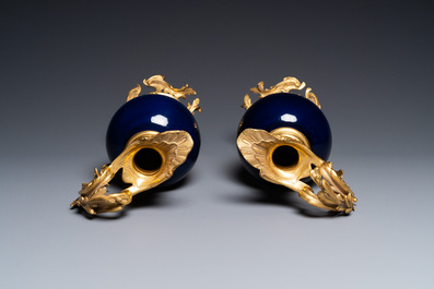 Paire de verseuses en porcelaine de Chine en bleu monochrome et bronze ormolu, Qianlong et 19&egrave;me