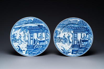 Une paire de plats en porcelaine de Chine en bleu et blanc &agrave; d&eacute;cor d'une sc&egrave;ne du 'Xi Xiang Ji', Yongzheng