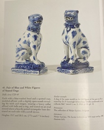 Une paire de chiens assis en fa&iuml;ence de Delft en bleu et blanc, 18&egrave;me