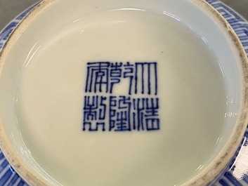 Een paar Chinese blauw-witte 'wan shou wu jiang' kommen, Qianlong merk en periode