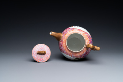 Une grande verseuse &agrave; vin couverte en porcelaine de Chine famille rose, marque de Qianlong, R&eacute;publique