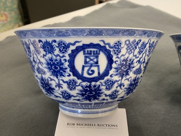 Une paire de bols 'wan shou wu jiang' en porcelaine de Chine en bleu et blanc, marque et &eacute;poque de Qianlong