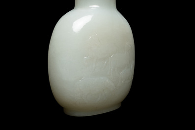 Une tabati&egrave;re en jade blanche &agrave; d&eacute;cor des 'Huit chevaux de Mu Wang', 18/19&egrave;me