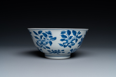 Een Chinese blauw-witte 'sanduo' kom, Kangxi merk en periode