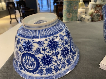 Une paire de bols 'wan shou wu jiang' en porcelaine de Chine en bleu et blanc, marque et &eacute;poque de Qianlong