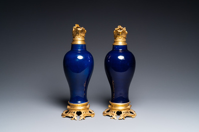 Paire de verseuses en porcelaine de Chine en bleu monochrome et bronze ormolu, Qianlong et 19&egrave;me