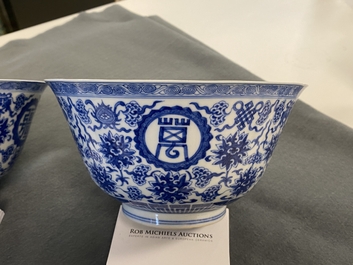 Une paire de bols 'wan shou wu jiang' en porcelaine de Chine en bleu et blanc, marque et &eacute;poque de Qianlong