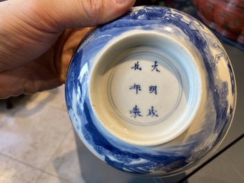 Een Chinese blauw-witte kom met oorlogsdecor, Chenghua merk, Kangxi