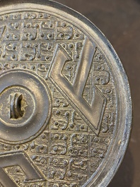 Un mirroir en bronze &agrave; d&eacute;cor des 'trois montagnes', Chine, P&eacute;riode des Royaumes combattants