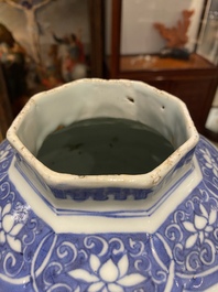 Een paar Chinese blauw-witte dekselvazen met verhalend decor, Transitie periode