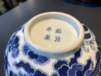 Een Chinese blauw-witte 'Bleu de Hue' kom voor de Vietnamese markt, Thieu Tri merk, 19e eeuw