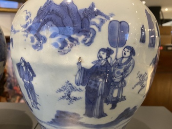 Une paire de vases couverts en porcelaine de Chine en bleu et blanc &agrave; d&eacute;cor de figures dans un paysage, &eacute;poque Transition