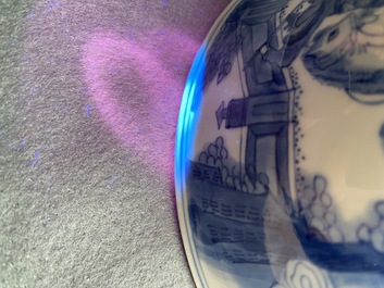 Un bol en porcelaine de Chine en bleu et blanc &agrave; d&eacute;cor d'une sc&egrave;ne de guerre, marque de Chenghua, Kangxi