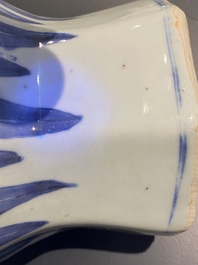 Une paire de vases couverts en porcelaine de Chine en bleu et blanc &agrave; d&eacute;cor de figures dans un paysage, &eacute;poque Transition