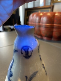 Un petit vase en porcelaine de Chine en bleu et blanc de type ko-sometsuke pour le march&eacute; japonais, &eacute;poque Transition