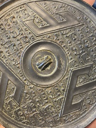 Een Chinese bronzen 'drie bergen' spiegel, Periode van de Strijdende Staten