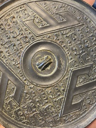 Een Chinese bronzen 'drie bergen' spiegel, Periode van de Strijdende Staten
