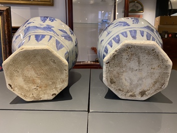 Une paire de vases couverts en porcelaine de Chine en bleu et blanc &agrave; d&eacute;cor de figures dans un paysage, &eacute;poque Transition