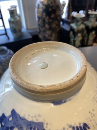 Een Chinese blauw-witte flesvormige vaas met een kikker, een hagedis en vlinders, Transitie periode